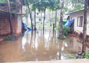 ശക്തമായ മഴയില്‍ മൊഗ്രാല്‍ നാങ്കി കടപ്പുറത്ത് വെള്ളക്കെട്ടില്‍ കുടുങ്ങിയ വീടുകള്‍