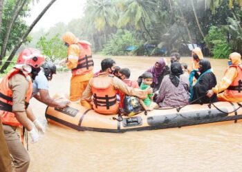 വെള്ളം കയറിയ തളങ്കര കൊപ്പല്‍ പ്രദേശത്തെ കുടുംബങ്ങളെ രക്ഷപ്പെടുത്തുന്നു