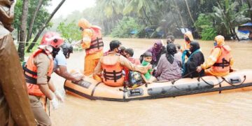 വെള്ളം കയറിയ തളങ്കര കൊപ്പല്‍ പ്രദേശത്തെ കുടുംബങ്ങളെ രക്ഷപ്പെടുത്തുന്നു