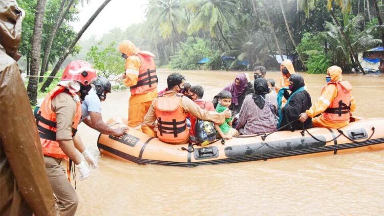 വെള്ളം കയറിയ തളങ്കര കൊപ്പല്‍ പ്രദേശത്തെ കുടുംബങ്ങളെ രക്ഷപ്പെടുത്തുന്നു