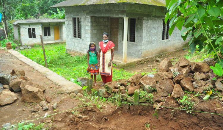 ഗീതയും മകളും പണി തീരാത്ത വീടിന് മുന്നില്‍, സമീപത്തായി കൈയേറി കെട്ടാന്‍ ശ്രമിക്കുന്ന മതിലും കാണാം