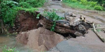 കൊച്ചുപാലത്തിന്റെ ഒരു ഭാഗം കനത്ത മഴയില്‍ ഒലിച്ച് പോയ നിലയില്‍