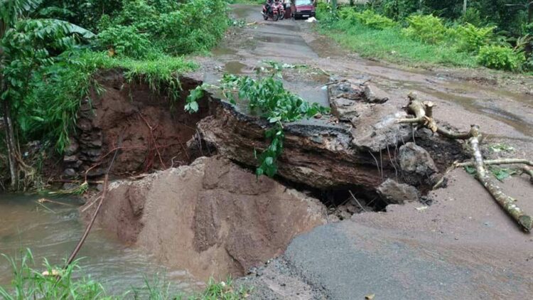 കൊച്ചുപാലത്തിന്റെ ഒരു ഭാഗം കനത്ത മഴയില്‍ ഒലിച്ച് പോയ നിലയില്‍