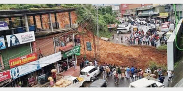 വണ്ടിപ്പെരിയാര്‍ ടൗണില്‍ ഇന്നലെ വൈകിട്ടുണ്ടായ വന്‍ മണ്ണിടിച്ചില്‍