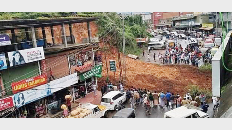 വണ്ടിപ്പെരിയാര് ടൗണില് ഇന്നലെ വൈകിട്ടുണ്ടായ വന് മണ്ണിടിച്ചില്