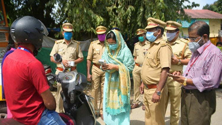 ഇ പോസ് മെഷീന്റെ ഉദ്ഘാടനം ജില്ലാ കളക്ടര്‍ ഡോ. അദീല അബ്ദുള്ള നിര്‍വഹിക്കുന്നു