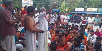 (ഫയല്‍ ചിത്രം) പാര്‍ത്ഥസാരഥി ക്ഷേത്ര വിമോചനത്തിനായി നടത്തുന്ന നാമജപത്തെ ധര്‍മജാഗരണ്‍ പ്രമുഖ് വി.കെ. വിശ്വനാഥന്‍ അഭിസംബോധന ചെയ്യുന്നു. പി. സുധാകരന്‍, ആര്‍.വി. ബാബു തുടങ്ങിയവര്‍ സമീപം