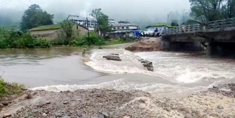 മൂന്നാര്‍-മറയൂര്‍ റോഡില്‍ പെരിയവാര താല്‍ക്കാലിക പാലത്തിന് മുകളിലൂടെ വെള്ളമൊഴുകുന്നു