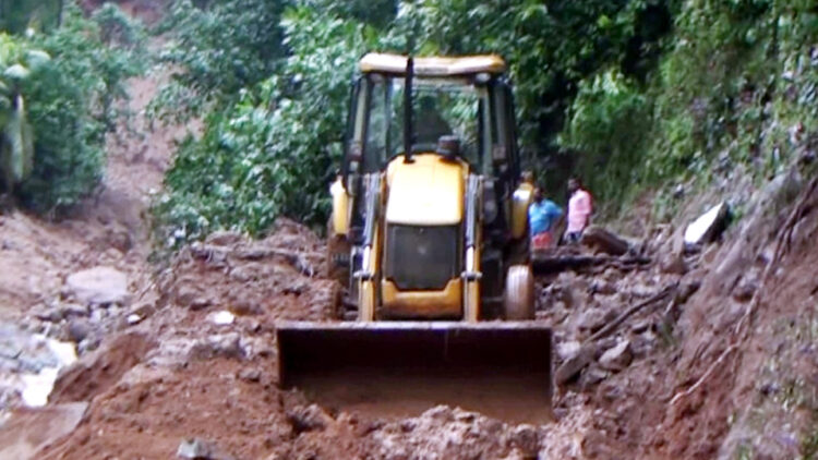 രാജപുരത്ത് ഉരുള്‍പൊട്ടലുണ്ടായ വീട് തകര്‍ന്ന സ്ഥലത്ത് ജെസിബി മണ്ണ് നീക്കന്നു (ഫയല്‍ ചിത്രം)