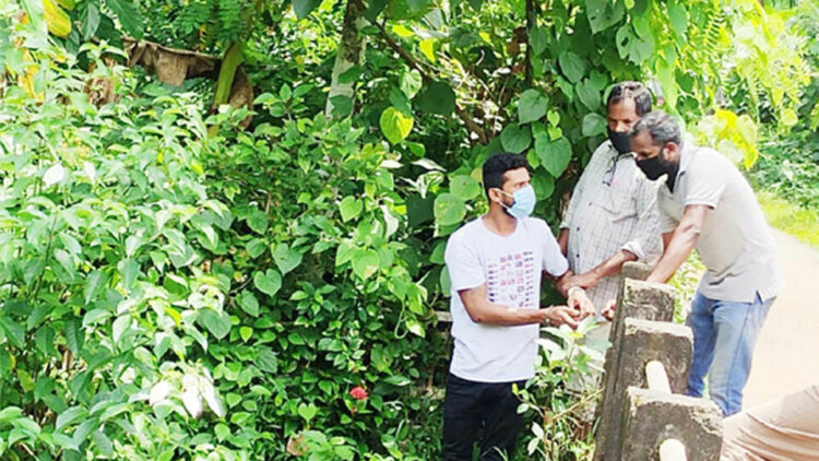 മുഖ്യപ്രതി ശ്രീകുമാറിനെ കൊലപാതകം നടന്ന സ്ഥലത്തെത്തിച്ച് പോലീസ് തെളിവെടുക്കുന്നു