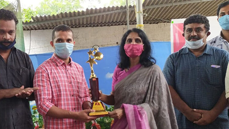 സിവില്‍ സര്‍വീസ് പരീക്ഷയില്‍ വിജയിച്ച ഫയര്‍മാന്‍ ആശിഷ് ദാസിന് ഫയര്‍ഫോഴ്‌സ് മേധാവി ഡിജിപി ശ്രീരേഖ ഉപഹാരം നല്കുന്നു