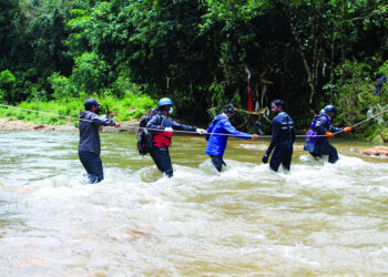 കയര്‍കെട്ടിയ ശേഷം പെട്ടിമുടി പുഴ മുറിച്ച് കടക്കുന്ന തെരച്ചില്‍ സംഘം