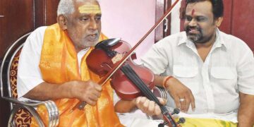 സുബ്രഹ്മണ്യശര്‍മ്മ മകന്‍ മഹാദേവശര്‍മ്മയ്‌ക്കൊപ്പം