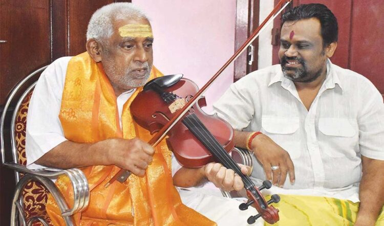 സുബ്രഹ്മണ്യശര്‍മ്മ മകന്‍ മഹാദേവശര്‍മ്മയ്‌ക്കൊപ്പം