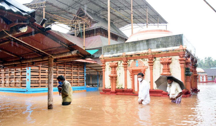 മധൂര്‍ ശ്രീ മദനന്തേശ്വര സിദ്ധിവിനായക ക്ഷേത്രത്തില്‍ വെള്ളം കയറിയപ്പോള്‍