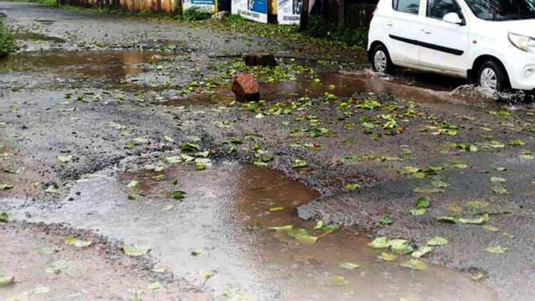 വര്‍ഷങ്ങളായി ടാറിങ് നടക്കാതെ തകര്‍ന്ന നീലേശ്വരം തെരുറോഡ്