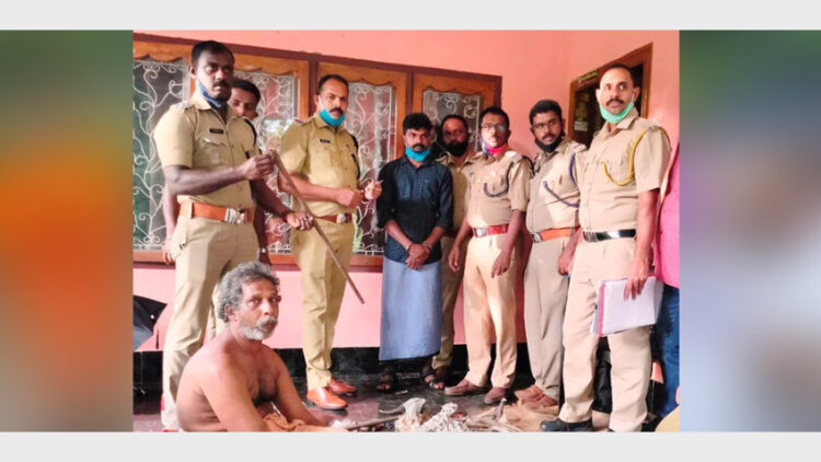 ചന്ദ്രിക കൊലപാതക കേസിലെ ആസൂത്രകനായ പ്രതി ബിനുകുമാര്‍, തോക്ക് നിര്‍മ്മിച്ചതിന് പിടിയിലായ സോമന്‍ (ഇരിക്കുന്നത്)