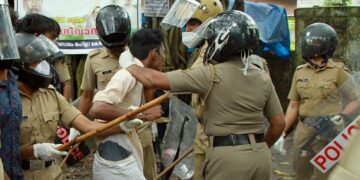 മന്ത്രി കെ.ടി. ജലീലിന്റെ രാജിയാവശ്യപ്പെട്ട് എബിവിപി നടത്തിയ കൊയിലാണ്ടി താലൂക്ക് ഓഫീസ് മാര്‍ച്ചില്‍ പങ്കെടുത്ത പ്രവര്‍ത്തകനെ മര്‍ദ്ദിക്കുന്ന പോലീസ്