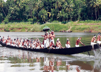 ളാക-ഇടയാറന്മുള പള്ളിയോടം ആറന്മുള പാര്‍ഥസാരഥി ക്ഷേത്രക്കടവിലെത്തിയപ്പോള്‍