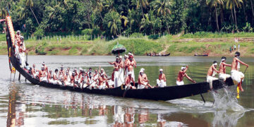 ളാക-ഇടയാറന്മുള പള്ളിയോടം ആറന്മുള പാര്‍ഥസാരഥി ക്ഷേത്രക്കടവിലെത്തിയപ്പോള്‍