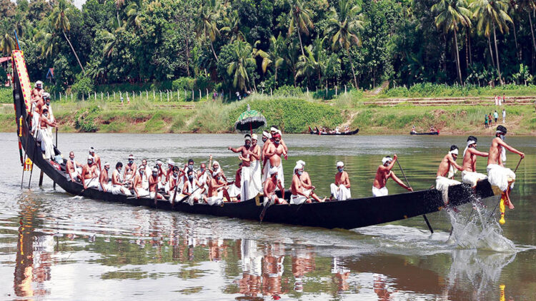 ളാക-ഇടയാറന്മുള പള്ളിയോടം ആറന്മുള പാര്‍ഥസാരഥി ക്ഷേത്രക്കടവിലെത്തിയപ്പോള്‍