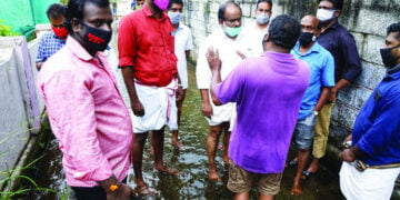 വെള്ളക്കെട്ട് ബാധിച്ച പ്രദേശം ബിജെപി ജില്ലാപ്രസിഡന്റ് ബി.ബി. ഗോപകുമാര്‍ സന്ദര്‍ശിക്കുന്നു