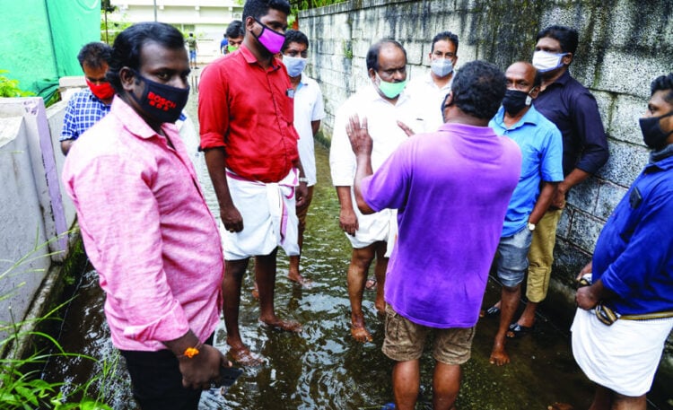 വെള്ളക്കെട്ട് ബാധിച്ച പ്രദേശം ബിജെപി ജില്ലാപ്രസിഡന്റ് ബി.ബി. ഗോപകുമാര്‍ സന്ദര്‍ശിക്കുന്നു