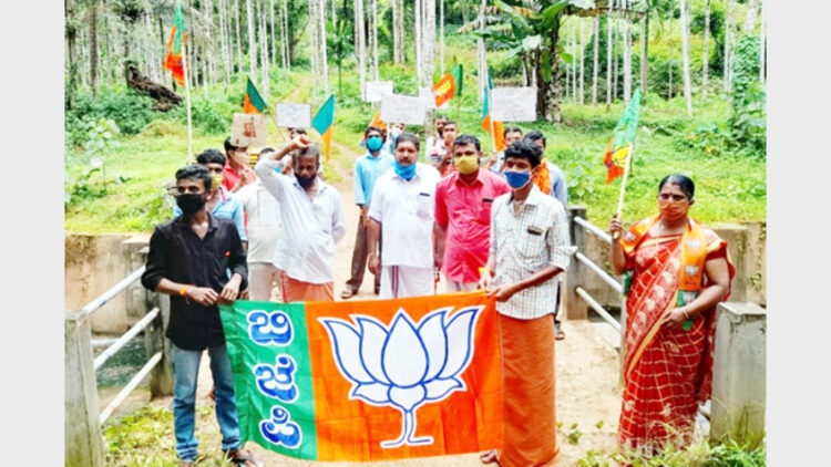 അപ്രോച്ച് റോഡ് നിര്‍മ്മിക്കാതെ തിടുക്കത്തില്‍ ഉദ്ഘാടനം നടത്താനുള്ള നീക്കത്തിനെതിരെ ബിജെപി കല്ലപ്പള്ളി ബൂത്ത് കമ്മറ്റിയുടെ നേതൃത്വത്തില്‍ വിസിബി പരിസരത്ത് നടത്തിയ ധര്‍ണ്ണ