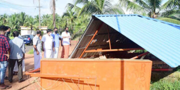 മൂവാരികുണ്ടിലെ ബിജെപി ബൂത്ത് കമ്മറ്റി ഓഫിസ് തകര്‍ത്ത് തീയിട്ട് നശിപ്പിച്ച നിലയില്‍