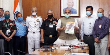 പ്രതിരോധ മന്ത്രാലയ കൗണ്‍സില്‍ യോഗത്തിനു ശേഷം പ്രതിരോധമന്ത്രി രാജ്‌നാഥ് സിങ് സംയുക്ത സൈനിക മേധാവി ജനറല്‍ ബിപിന്‍ റാവത്തിനും സൈനിക മേധാവികള്‍ക്കുമൊപ്പം