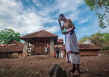 മാടായിക്കാവിന്റെ വടക്കേ നടയില്‍ കളിയാട്ടത്തിന്റ മുന്നൊരുക്കങ്ങളുമായി മേനോത്തിയ്യന്‍ കോറോക്കാരന്‍ കുഞ്ഞിക്കണ്ണന്‍ (ഫയല്‍ ചിത്രം)