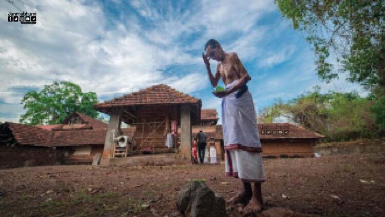 മാടായിക്കാവിന്റെ വടക്കേ നടയില്‍ കളിയാട്ടത്തിന്റ മുന്നൊരുക്കങ്ങളുമായി മേനോത്തിയ്യന്‍ കോറോക്കാരന്‍ കുഞ്ഞിക്കണ്ണന്‍ (ഫയല്‍ ചിത്രം)