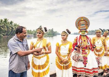 ചിത്രീകരണ വേളയില്‍ സംവിധായകന്‍ അയ്മനം സാജന്‍ അഭിനേതാക്കള്‍ക്ക് നിര്‍ദേശം നല്‍കുന്നു