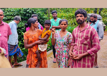 ചങ്ങാടം മറിഞ്ഞുണ്ടായ അപകടത്തില്‍ നിന്ന് രക്ഷപ്പെട്ടവര്‍ നാട്ടുകാര്‍ക്കൊപ്പം