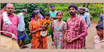 ചങ്ങാടം മറിഞ്ഞുണ്ടായ അപകടത്തില്‍ നിന്ന് രക്ഷപ്പെട്ടവര്‍ നാട്ടുകാര്‍ക്കൊപ്പം