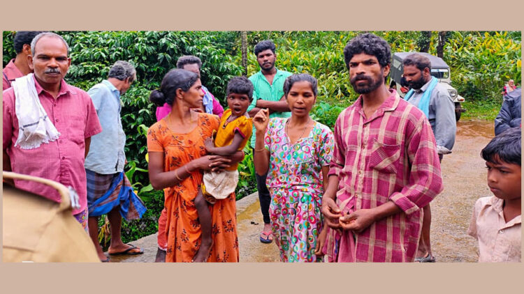 ചങ്ങാടം മറിഞ്ഞുണ്ടായ അപകടത്തില്‍ നിന്ന് രക്ഷപ്പെട്ടവര്‍ നാട്ടുകാര്‍ക്കൊപ്പം