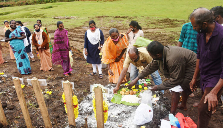 മരിച്ചവരുടെ സംസ്‌കരിച്ച സ്ഥലത്ത് ബന്ധുക്കള്‍ മരണാനന്തര ചടങ്ങുകള്‍ നടത്തുന്നു