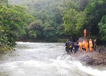 മൂന്നാറിലെ സാഹസിക ടൂറിസം മേഖലയില്‍ ജോലി നോക്കുന്നവര്‍ മറ്റുള്ളവര്‍ക്കൊപ്പം പരിശോധനക്കിടെ