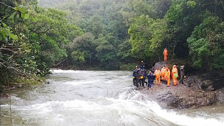 മൂന്നാറിലെ സാഹസിക ടൂറിസം മേഖലയില്‍ ജോലി നോക്കുന്നവര്‍ മറ്റുള്ളവര്‍ക്കൊപ്പം പരിശോധനക്കിടെ