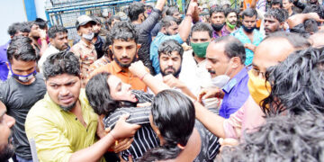 ജലപീരങ്കി ഉപയോഗിച്ച് നടത്തിയ പോലീസ് അക്രമത്തില്‍ പരിക്കേറ്റ അഞ്ജുജോസ്ടിയെ ആശുപത്രിയിലേക്ക് മാറ്റുന്നു