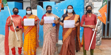 പട്ടികജാതി ബാലിക പാമ്പ് കടിയേറ്റ് മരിച്ചതിനെ തുടര്‍ó് കുടുംബത്തിന് നഷ്ടപരിഹാരം നðകണമെó് ആവശ്യപ്പെട്ട് പത്തനാപുരം പôായത്ത് പടിക്കð മഹിളാമോര്‍ച്ച സംഘടിപ്പിച്ച നിðപ് സമരം ജിñാ പ്രസിഡന്റ് അഡ്വ. ബിറ്റി സുധീര്‍ ഉദ്ഘാടനം ചെയ്യുóു