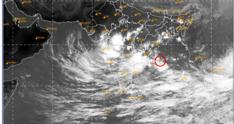 ബംഗാള്‍ ഉള്‍ക്കടലില്‍ രൂപം കൊണ്ട ന്യൂനമര്‍ദം തീവ്രന്യൂനമര്‍ദമായപ്പോള്‍, പ്രധാന ഭാഗം ചുവപ്പ് വൃത്തത്തിനുള്ളില്‍ കടപ്പാട്-ഐഎംഡി