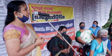 മാവൂര്‍ റോഡ് ചാളത്തറ ശ്മശാന സംരക്ഷണ പ്രക്ഷോഭത്തിന്റെ ഭാഗമായി മഹിളാഐക്യവേദിയുടെ നേതൃത്വത്തില്‍ സംഘടിപ്പിച്ച പ്രതിഷേധ ധര്‍ണ സംസ്ഥാന ഉപാദ്ധ്യക്ഷ സി.എസ്. സത്യഭാമ ഉദ്ഘാടനം ചെയ്യുന്നു