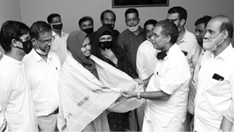 നീറ്റ് പരീക്ഷയില്‍ 12-ാം റാങ്ക് നേടിയ എസ്. ആയിഷയെ ബിജെപി ദേശീയ ഉപാധ്യക്ഷന്‍ എ.പി. അബ്ദുളളകുട്ടി അനുമോദിക്കുന്നു
