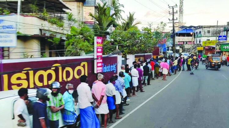 തോപ്പുംപടി ബിവറേജസില്‍ രൂപപ്പെട്ട തിരക്ക്‌