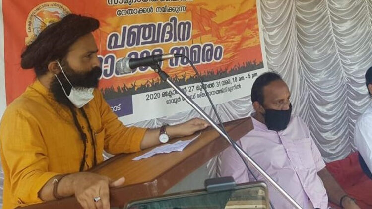 ഹിന്ദുഐക്യവേദി മാവൂര്‍ റോഡ് ശ്മശാനത്തിനു മുമ്പില്‍ സംഘടിപ്പിക്കുന്ന സാമുദായിക ഹൈന്ദവ സംഘടനാ നേതാക്കളുടെ നിരാഹാര സമരത്തിന്റെ മൂന്നാം ദിവസത്തെ സമരം സംസ്ഥാന ജനറല്‍ സെക്രട്ടറി ഡോ. ബ്രഹ്മചാരി ഭാര്‍ഗവറാം ഉദ്ഘാടനം ചെയ്യുന്നു