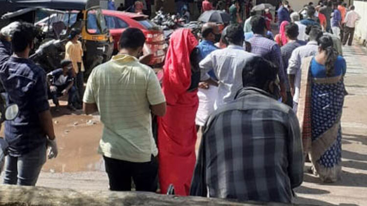 മുïയ്ക്കല്‍ തുമ്പറ കമ്മ്യൂണിറ്റിഹാളില്‍ സാമൂഹിക അകലം പോലുമില്ലാതെ കൊറോണ പരിശോധനയ്ക്ക് എത്തിയവര്‍ വെയിലത്ത് വരി നില്‍ക്കുന്നു