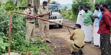 ബിജെപിയുടെ കൊടിമരങ്ങള്‍ നശിപ്പിക്കപ്പെട്ട സ്ഥലത്ത് പോലീസ് പരിശോധന നടത്തുന്നു