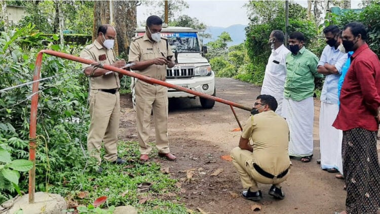 ബിജെപിയുടെ കൊടിമരങ്ങള്‍ നശിപ്പിക്കപ്പെട്ട സ്ഥലത്ത് പോലീസ് പരിശോധന നടത്തുന്നു