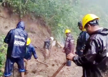 ഇടമലക്കുടിയിലേക്കുള്ള വൈദ്യുതി ബന്ധം പുനസ്ഥാപിക്കാനായി കെഎസ്ഇബി ജീവനക്കാരുടെ നേതൃത്വത്തില്‍ കനത്തമഴയെ അവഗണിച്ചു ഭൂഗര്‍ഭ കേബിള്‍ പുനസ്ഥാപിക്കുന്നു. ഇന്നലെ ഉച്ചകഴിഞ്ഞ് പകര്‍ത്തിയ ദൃശ്യം